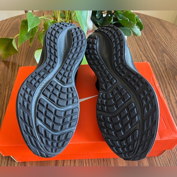 Nike Ladies Downshifter 11 Running Shoe Size 7 1/2 New in the Box! - Picture 6 of 10